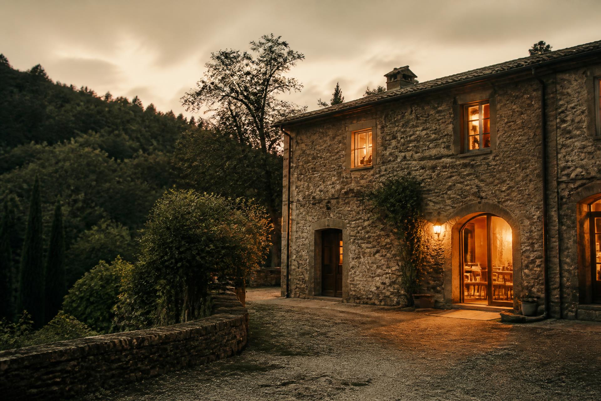 Casale in pietra di Antico Portale al tramonto